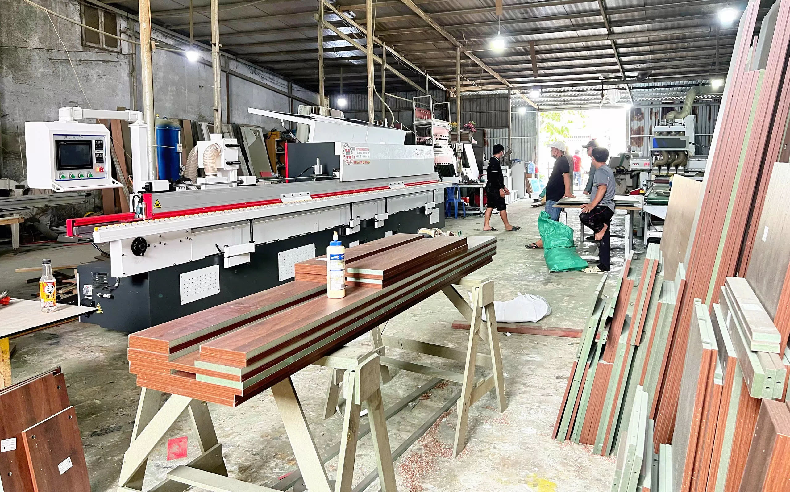 Thịnh Việt đầu tư máy dán cạnh vát 45 để phục vụ sản xuất