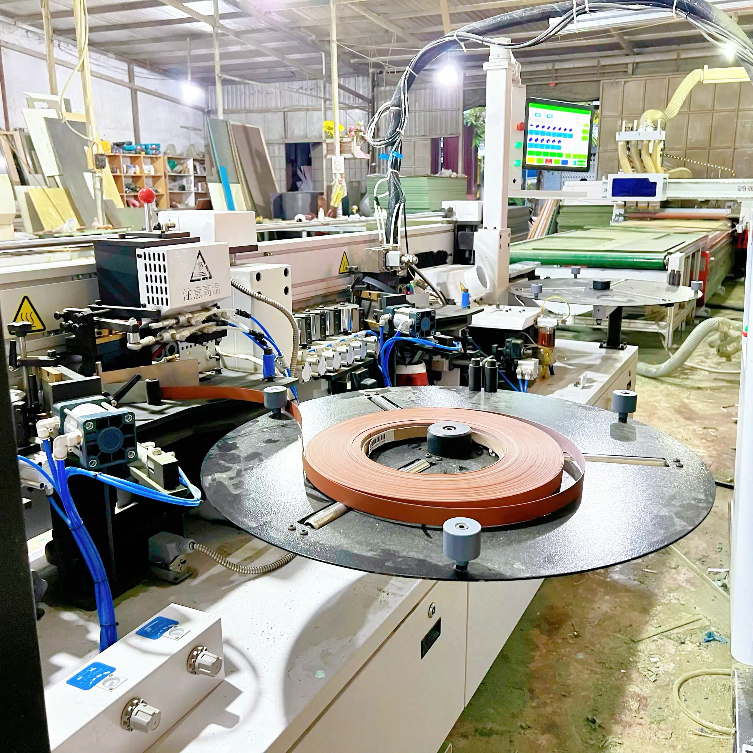 Thịnh Việt đầu tư máy dán cạnh full chức năng keo PUR phục vụ sản xuất